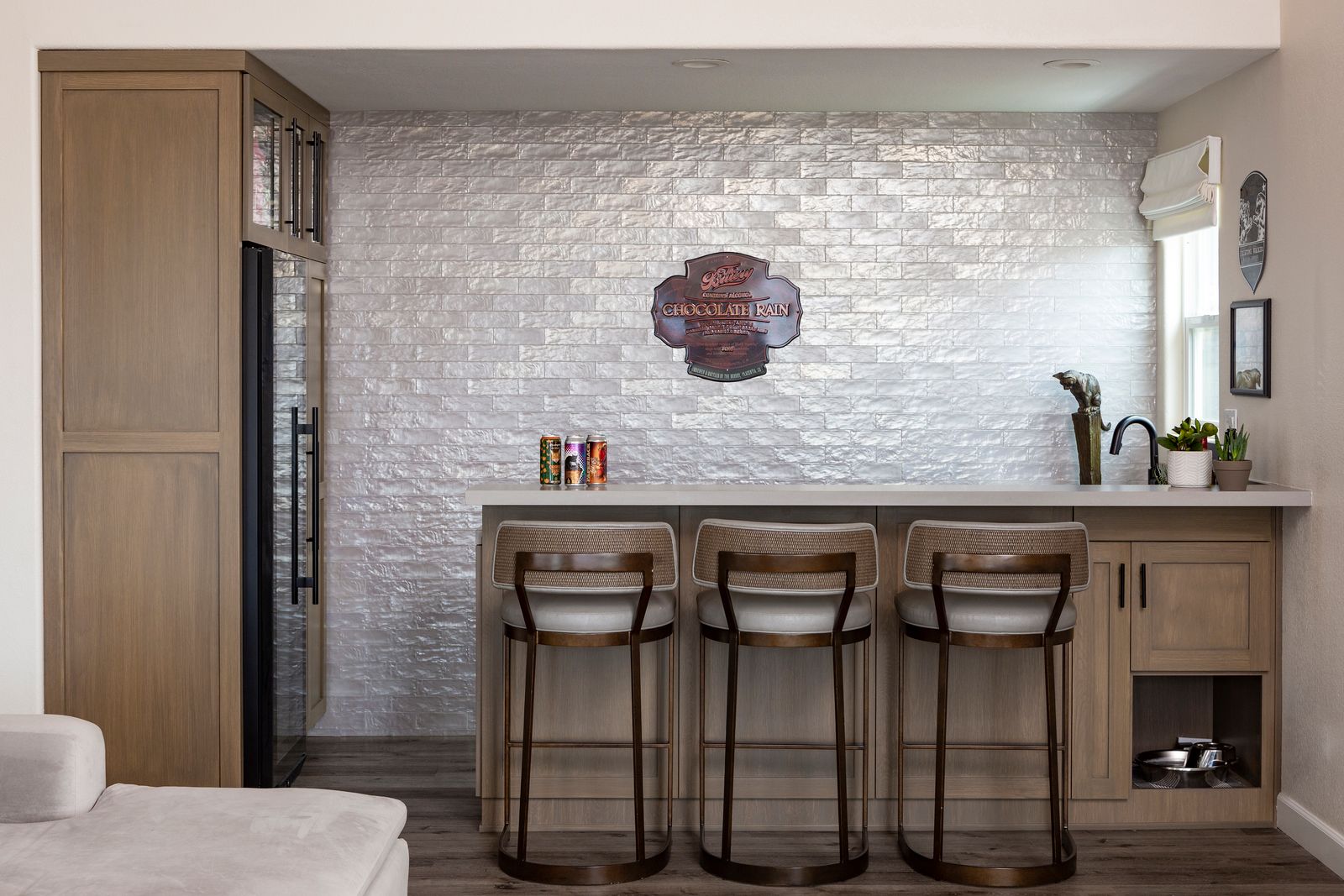 Home Bar Design Shiny Tile Wall