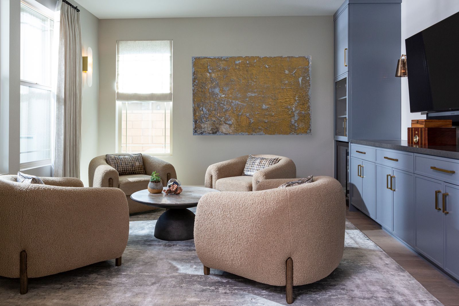 Sitting Room With Four Seats Around Table